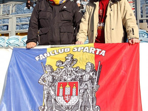 Podpořit Tomáše Řepku na zápas Dynama proti Hradci Králové přišli i příznivci pražské Sparty Jaroslav Hrubý (vlevo) a Daniel Najer