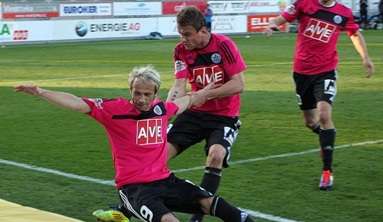 Filip Rýdel při oslavě gólu povalil střelce Rudolfa Otepku na zem