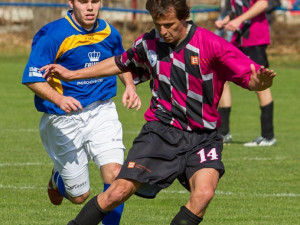 Domácí Ondřej Janoušek se snaží zbavit dotírajícího Tomáše Šenkýře