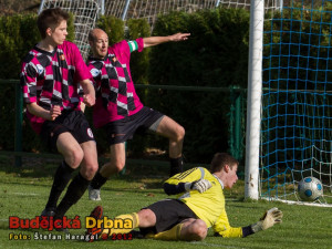 Míč po střele Voldána končí v domácí síti