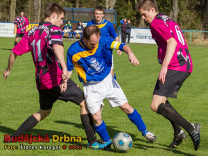 S hbitým Benešem měla domácí obrana starosti, na snímku se ho snaží zastavit Kurali (vlevo) a Janeček, přihlíží Houdek