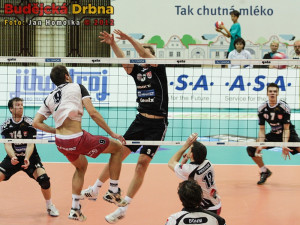 Kapitán Jihostroje Michal Sukuba blokuje smeč nejvyššího hráče Koucourů Libora Leikepa