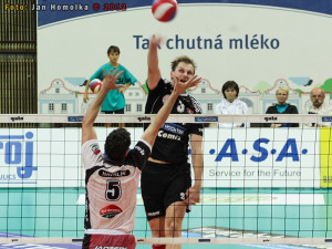 Smeč Radka Macha, na bloku Petr Havrlík