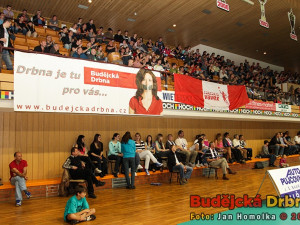 Svůj tým vyrazili podpořit také fanoušci Příbrami (na snímku vlevo nahoře)
