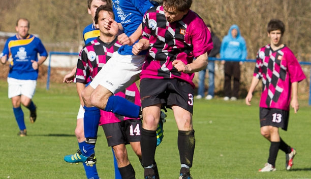 Střelec jediné branky Voldán v hlavičkovém souboji s Antošem