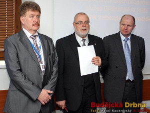 Major Vratislav Havlík na snímku se Zdeňkem Chaloupkem z Constructu a viceprezidentem Asociace Grémium Alarm Jiřím Dufkem (zprava)