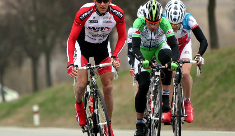 Adam Homolka na čele úniku při sobotním závodě Brno - Velká Bíteš - Brno.