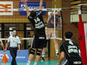 Petr Zapletal blokuje příbramského Böhma, vzadu v poli Novotný