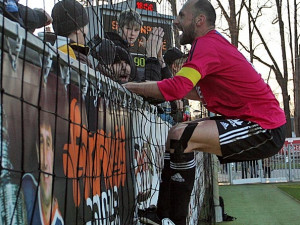 Kapitán Dynama Roman Lengyel měl z gólu takovou radost, až se sápal za diváky na tribunu