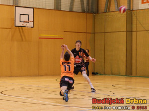 Domácí libero Luděk Švejcar vybíral míče ve vsšech možných pozicích