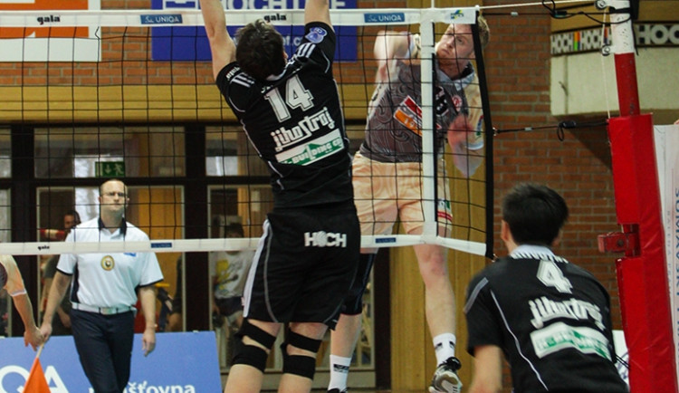 Petr Zapletal blokuje příbramského Böhma, vzadu v poli Novotný