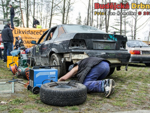 Snaha opravit svůj vůz do baráže