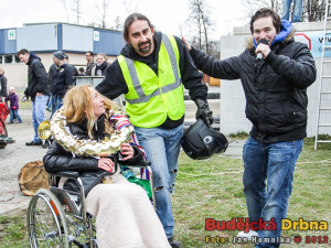 Vítěz Jan Sladkovský se svou ženou Helenou a moderátorem akce DJ Basslickerem