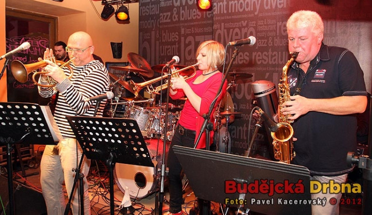 Únorový koncert HE bandu v Modrých dveřích. Tuto sobotu zahraje parta kolem Jirky Hebíka v Lucerně!