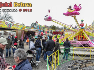 Tradiční kolotoče a labutě