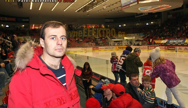 Radek Bělohlav v hledišti Budvar arény, kde ho v průběhu nedávno skončené sezony Budějcká Drbna zastihla