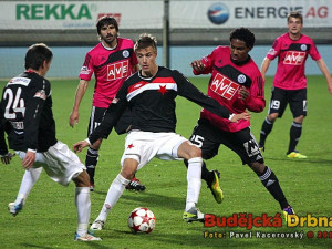 Ondřej Petrák před Sandrem, vlevo Vitali Trubila