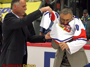 Jaroslav Pouzar dostal od manažera reprezentace Slavomíra Lenera pamětní dres ke svým 60. narozeninám, které letos oslavil