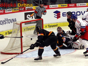 Lukáš Kašpar posílá český tým do vedení, obránce Fischer a gólman Pätzold jen přihlížejí
