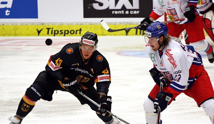 Lukáš Kašpar a Felix Petermann sledují letící kotouč