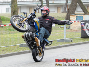 Lukáš Martínek předvádí umění na motorce