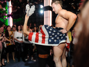 Na Ladies Night se přítomným dámám předvedli striptéři