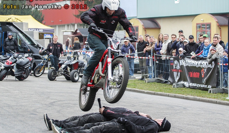 Lukáš Petrášek přeskakuje své kamarády z kaskadérské školy