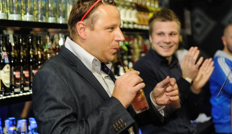 Můj nový drink, který se jmenuje Budějcká Drbna, pokřtil majitel Paradoxu Míra Řehoř