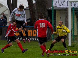 Útočník Hluboké Josef Kurali v této pozici míč hlavou dobře netrefil