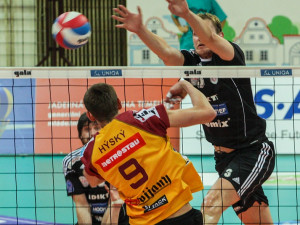 Zablokovaná smeč Tomáše Hýského Radkem Machem