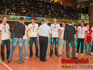 Předání medailí juniorům za třetí místo v extralize z rukou prezidenta klubu Jana Diviše, manažera Zdeňka Scheichla a trenéra René Dvořáka