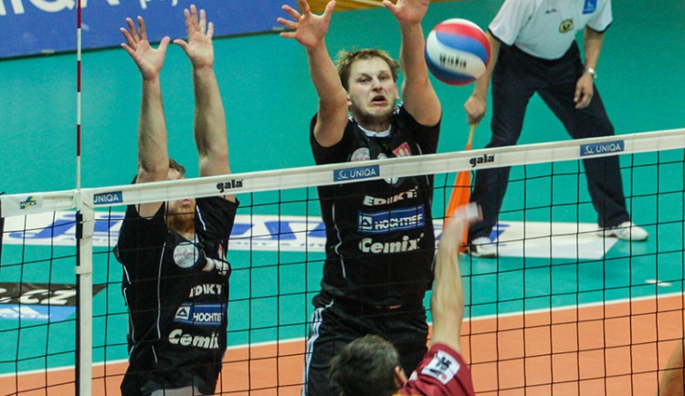 Petr Pešl na smeči, blokuje Radek Mach a Petr Zapletal