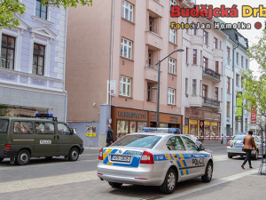 Starší žena pád z okna na Lannově třídě nepřežila