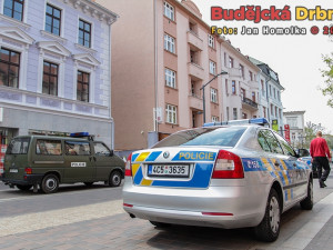 Starší žena pád z okna na Lannově třídě nepřežila