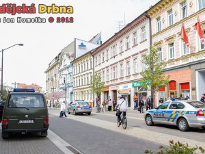 Starší žena pád z okna na Lannově třídě nepřežila