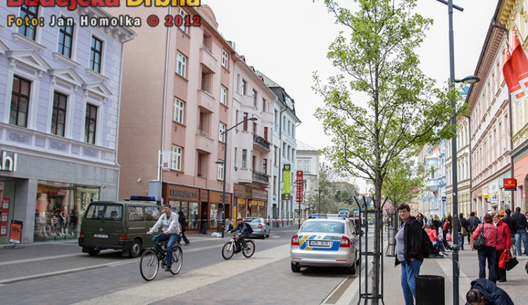 Starší žena pád z okna na Lannově třídě nepřežila