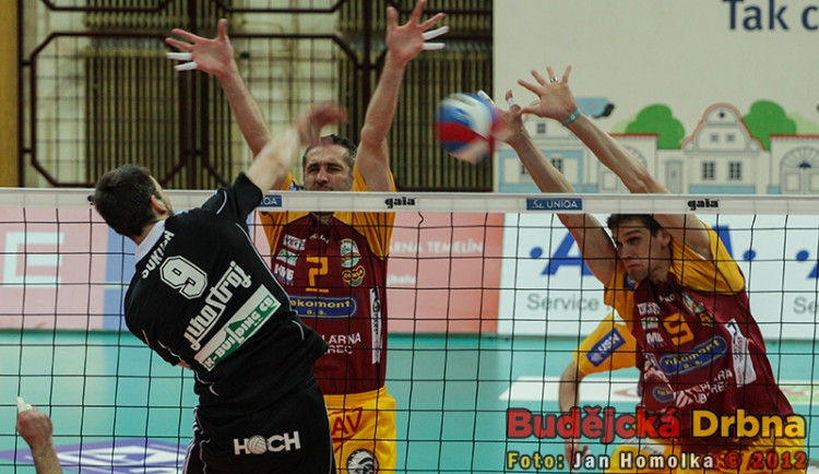 Smeč Michala Sukuby do bloku Staňka a Hýského