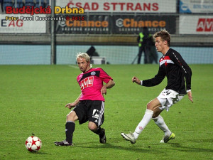 Rudolf Otepka dostal osmou žlutou kartu a v Příbrami si nezahraje (na snímku s Ondřejem Petrákem)