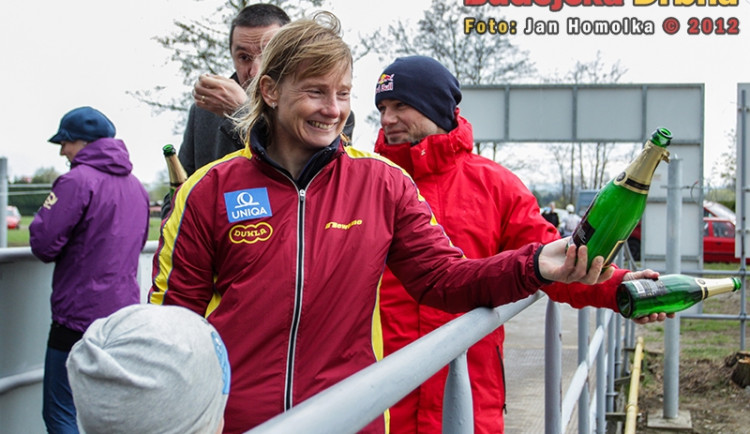 Křtu v podobě vylití sektu do koryta kanálu se zhostila Štěpánka Hilgertová, Vavřinec Hradilek a Juraj Thoma