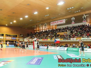 Zaplněná sportovní hala