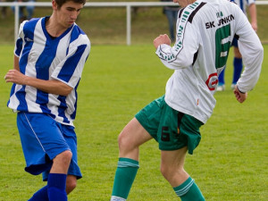 Kamil Benhák se snaží obejít Petra Klímu