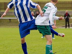 Kamil Benhák v hlavičkovém souboji s Petrem Klímou