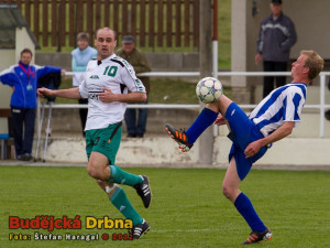 Karel Jonáš zpracovává míč před střelcem vítězné branky Jankova Petrem Holbou