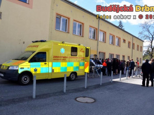 Dítě z babyboxu bude vozem záchranné služby převáženo na neonatologii