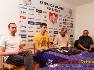 Zleva trenér Jan Svoboda, Vladimír Sobotka, prezident Jan Diviš a manažer Zdeněk Scheichl