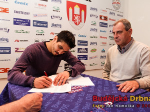 Andy Rojas podepisuje smlouvu na další sezonu, přihlíží prezident Jan Diviš