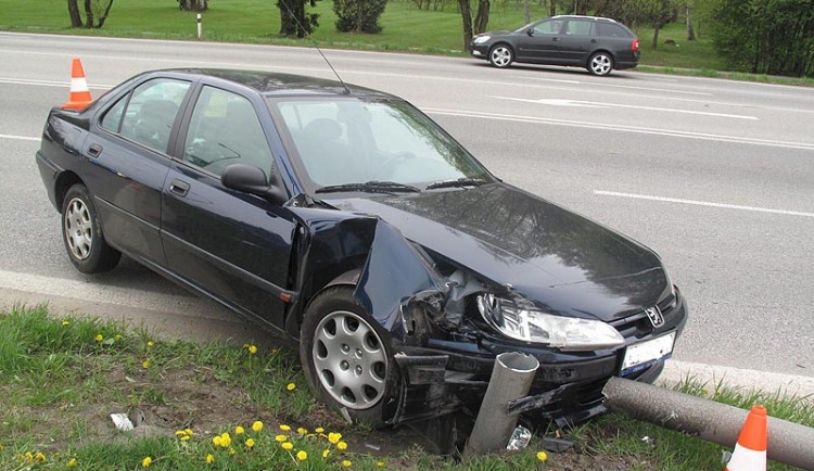 Nejhůře dopadla seniorka za volantem peugeotu. Náraz ji odmrštil na stožár vlajky