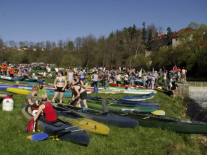 Rekordní počet vodáků vyrazil na jarní splouvání Malše