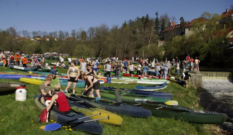 Rekordní počet vodáků vyrazil na jarní splouvání Malše z Římova