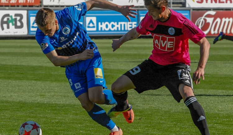 Českobudějovický Rýdel fauluje Šurala